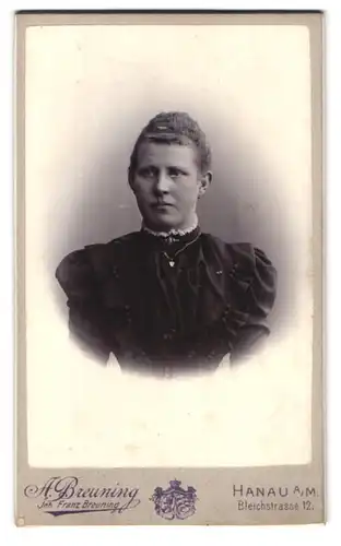 Fotografie A. Breuning, Hanau a. M., Bleichstrasse 12, Portrait ernste junge Dame in edler Bluse