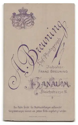 Fotografie A. Breuning, Hanau a. M., Bleichstrasse 12, Portrait ernste junge Dame in edler Bluse