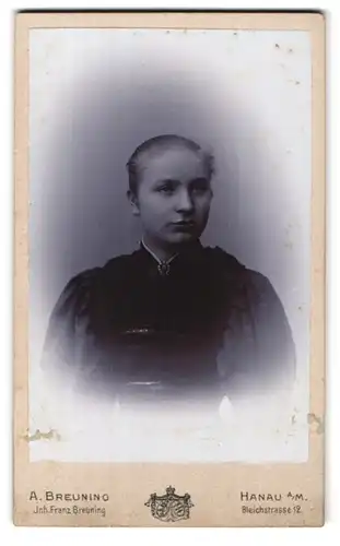 Fotografie A. Breuning, Hanau a. M., Bleichstrasse 12, Portrait junge Frau in edler Bluse mit Brosche