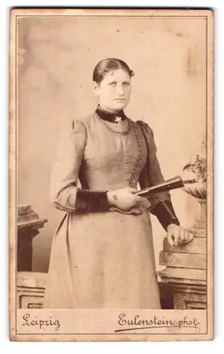 Fotografie Eulenstein, Leipzig, Zeitzer Strasse 30, Portrait elegante Dame mit Fächer