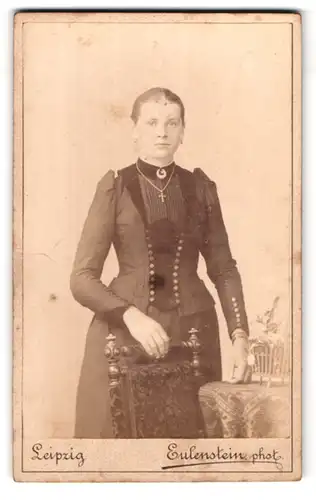 Fotografie Eulenstein, Leipzig, Ecke der Tauchener Str. 6, Portrait junge Dame im eleganten Kleid