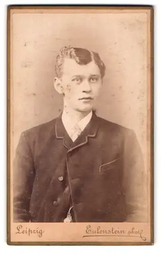 Fotografie Eulenstein, Leipzig, Tauchener Str. 6, Portrait eleganter junger Herr mit Scheitelfrisur