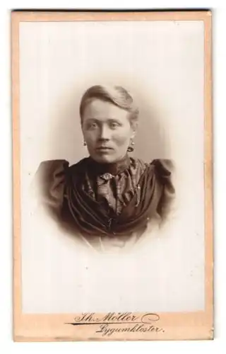 Fotografie Th. Möller, Lygumkloster, Portrait hübsche Dame in prachtvoll gerüschter Bluse