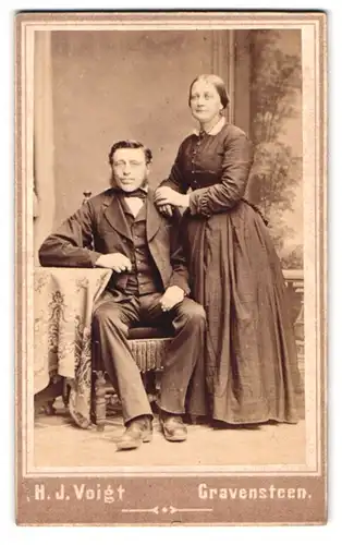 Fotografie H. J. Voigt, Gravensteen, Portrait eines elegant gekleideten Paares
