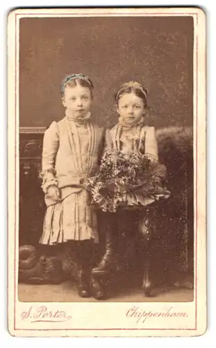 Fotografie S. Porter, Chippenham, St-Paul's Street, Portrait zwei bildhübsche Mädchen mit Blumenstrauss