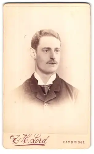 Fotografie R. H. Lord, Cambridge, 13 Market Place, Portrait charmanter junger Mann im Jackett