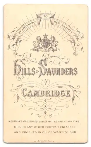 Fotografie Hills & Saunders, Cambridge, Portrait charmanter Bube in Krawatte und Jackett