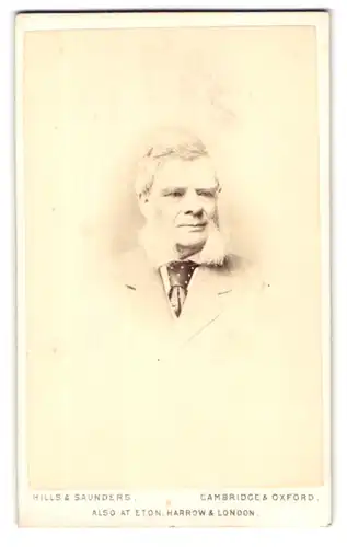 Fotografie Hills & Saunders, Cambridge, Portrait betagter Herr mit grauem Bart und Haar