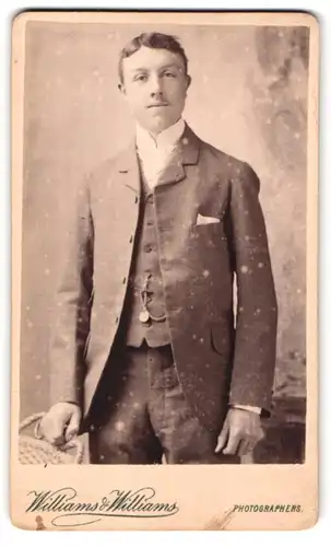 Fotografie Williams & Williams, Newport, Portrait junger charmanter Mann im Anzug