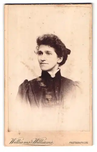 Fotografie Williams & Williams, Newport, Portrait schönes Fräulein mit zurückgebundenem Haar