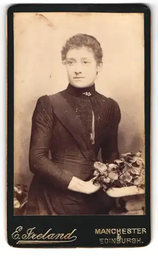 Fotografie E. Ireland, Manchester, 25 Lower Moseley St., Portrait schönes Fräulein mit Blumen