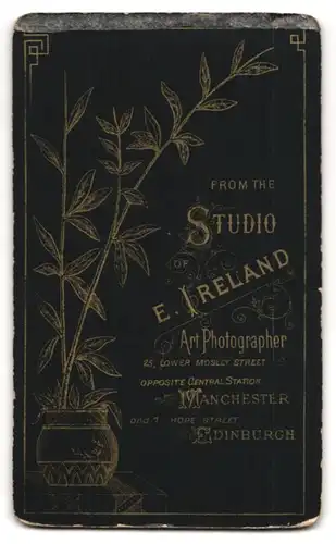 Fotografie E. Ireland, Manchester, 25 Lower Moseley St., Portrait schönes Fräulein mit Blumen