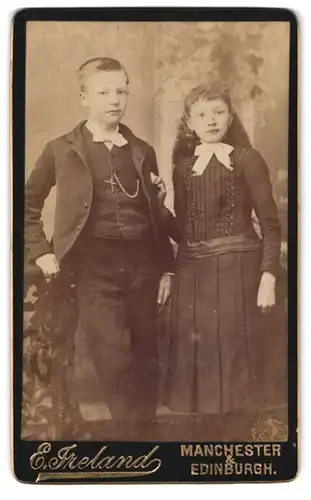 Fotografie E. Ireland, Manchester, 25 Lower Moseley St., Portrait frecher Bube im Anzug & hübsches Mädchen im Kleid