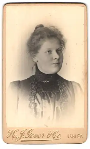 Fotografie H. J. Gover & Co., Hanley, 53 Piccadilly, Portrait bildschöne junge Frau mit Dutt