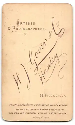 Fotografie H. J. Gover & Co., Hanley, 53 Piccadilly, Portrait bildschöne junge Frau mit Dutt