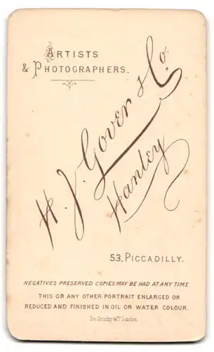 Fotografie H. J. Gover & Co., Hanley, 53 Piccadilly, Portrait brünettes Mädchen in gerüschter Bluse