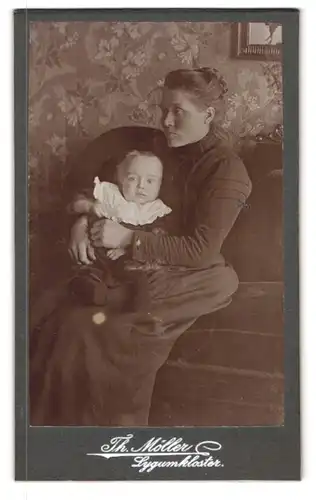 Fotografie Th. Möller, Lygumkloster, Portrait stolze junge Mutter mit niedlichem Buben im Arm