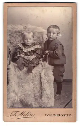 Fotografie Th. Möller, Lygumkloster, Portrait süsses blondes Mädchen im Kleid & frecher Bube im Anzug