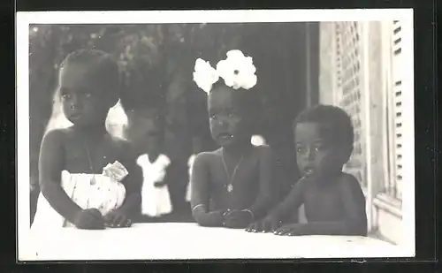 AK Drei niedliche afrikanische Kinder mit Blütenschmuck im Haar