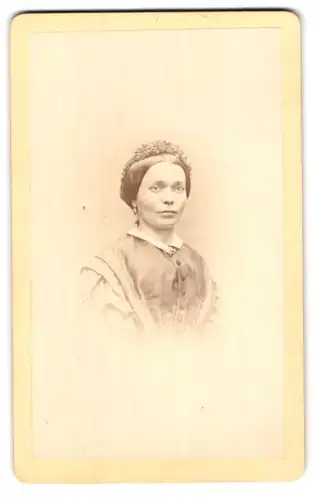 Fotografie C. Höpfner, Halle, Portrait elegante Dame mit Kopfschmuck