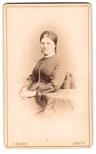 Fotografie C. Höpfner, Halle, bürgerliche Dame mit Zopfkrone
