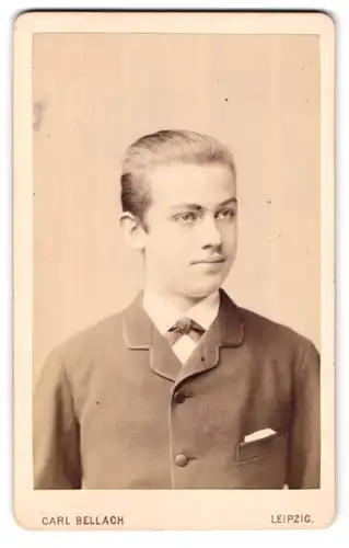 Fotografie Carl Bellach, Leipzig, Gellert-Strasse 12, Portrait bürgerlicher Junge leicht grinsend