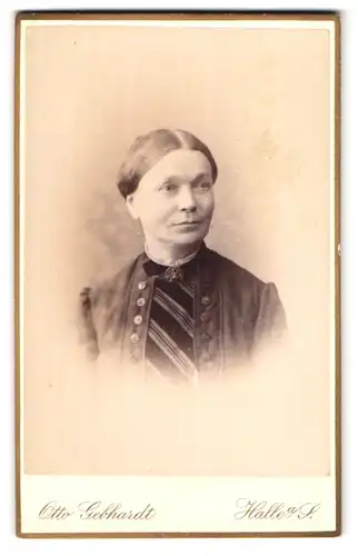 Fotografie Otto Gebhardt, Halle, Grosse Ullrichstrasse 11, Portrait bürgerliche Dame mit Perlenkette