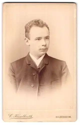 Fotografie Carl Kesselhuth, Hildesheim, Kaiserstrasse 44, Portrait runder bürgerlicher Herr