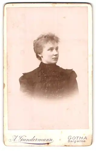 Fotografie A. Gundermann, Gotha, Bergallee, Portrait junge Dame in Rüschenkleid