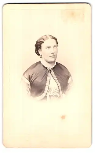 Fotografie August Brasch, Leipzig, Lindenstrasse 7, Portrait bürgerliche Dame in Seidenbolero