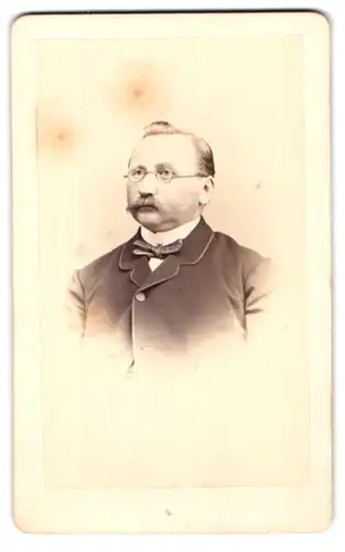 Fotografie August Brasch, Leipzig, Lindenallee 7, Portrait runder bürgerlicher Mann mit Zwicker