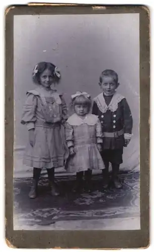 Fotografie unbekannter Fotograf und Ort, drei niedliche Geschwister mit Spitzenkrägen