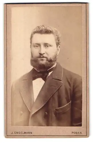 Fotografie J. Engelmann, Posen, Wilhelm-Strasse 8, Portrait freundlicher bürgerlicher Mann