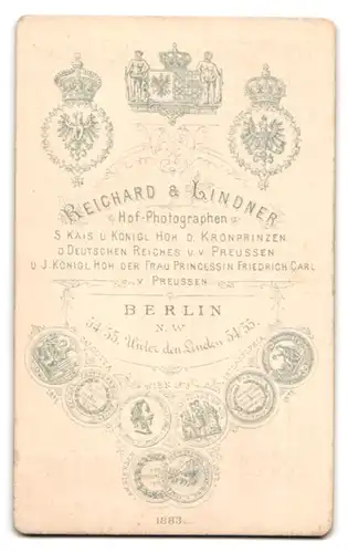 Fotografie Beichard & Lindner, Berlin, Unter den Linden 54 /55, junges niedliches Mädchen mit grossem Kreuzanhänger