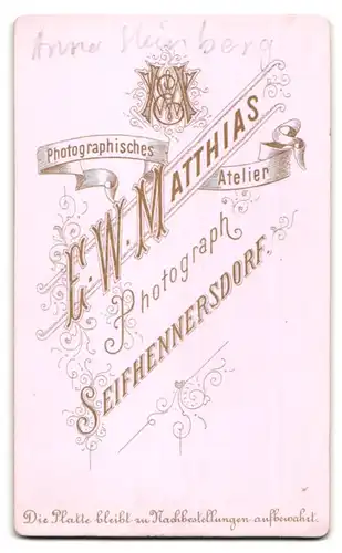 Fotografie E. W. Matthias, Seifhennersdorf, Portrait runde nette Dame mit grosser Brosche am Kragen