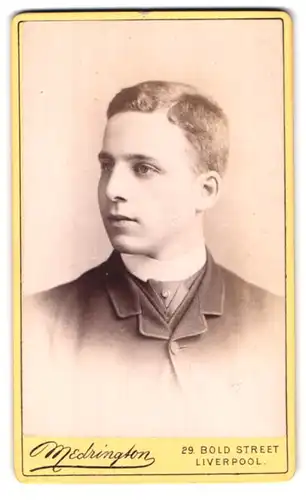 Fotografie Medrington, Liverpool, 29 Bold Street, Portrait junger netter Mann mit gefalteter Krawatte