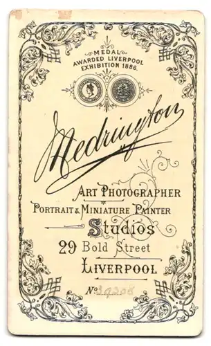 Fotografie Medrington, Liverpool, 29 Bold Street, junge schöne Dame mit aufgetürmten Haaren