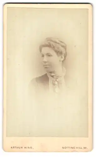 Fotografie Arthur King, London, 7 Norland Terrace, Portrait junge bürgerliche Dame mit weichen Gesichtszügen