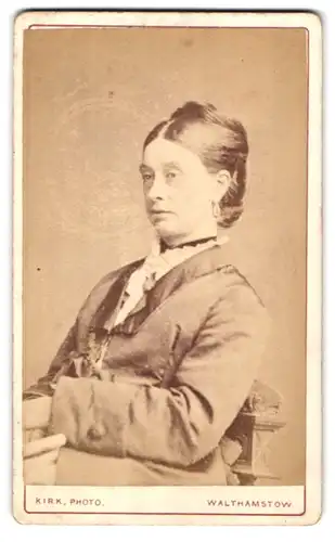 Fotografie Kirk, London, Hoe Street, Portrait ältere Dame mit ernstem Blick