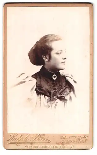 Fotografie Ralph Starr, Cambridge, 108 Fitzroy street, Portrait junge schöne Dame mit Haarnetz