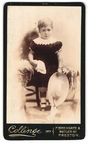 Fotografie Collinge, Preston, Fishergate & Butlerstreet, niedliches kleines Kind mit Sonnenhut