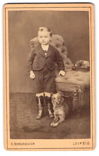 Fotografie E. Schleicher, Leipzig, Johannesgasse 29, kleiner niedlicher Junge mit Hund posierend