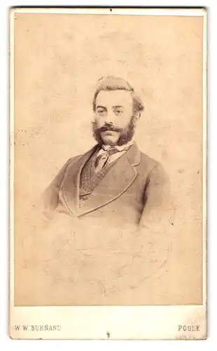 Fotografie W. W. Burnand, Poole, Portrait bürgerlicher Herr mit dunklem Vollbart
