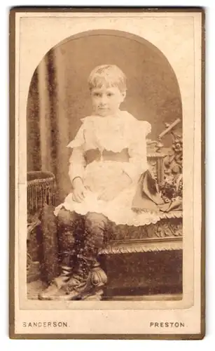 Fotografie Sanderson, Preston, 130 Church Street, niedliches kleines Kind in weissem Kleid