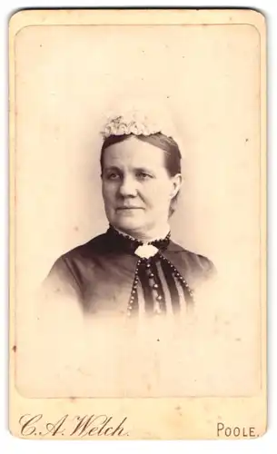 Fotografie C.A. Welch, Poole, Portrait ältere Dame mit Haube auf Kopf