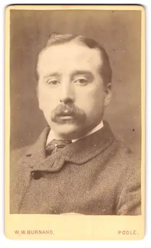 Fotografie W.W. Burnand, Poole, High Street, Portrait bürgerlicher Herr mit abwesendem Ausdruck