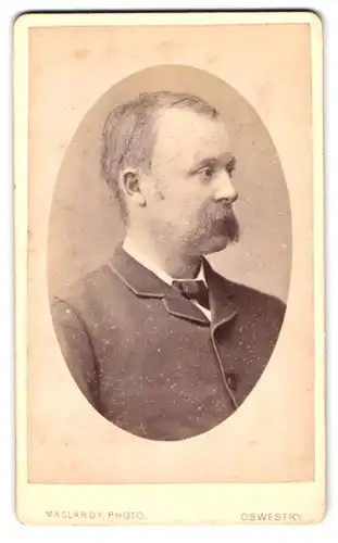 Fotografie Maclardy, Oswestry, Church Street, Portrait bürgerlicher Herr im Profil