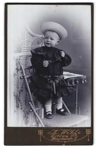 Fotografie A. Wehle, Zittau, Hospitalstrasse 2, kleines süsses Kind mit breitem Strohhut