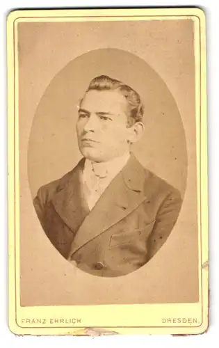 Fotografie Franz Ehrlich, Dresden, Georgplatz 12, ernster vornehmer Mann zur Seite schauend