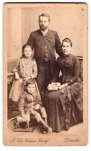 Fotografie G. Chr. Hahn, Dresden, Waisenhausstrasse 34, bürgerliche Familie gemeinsam posierend